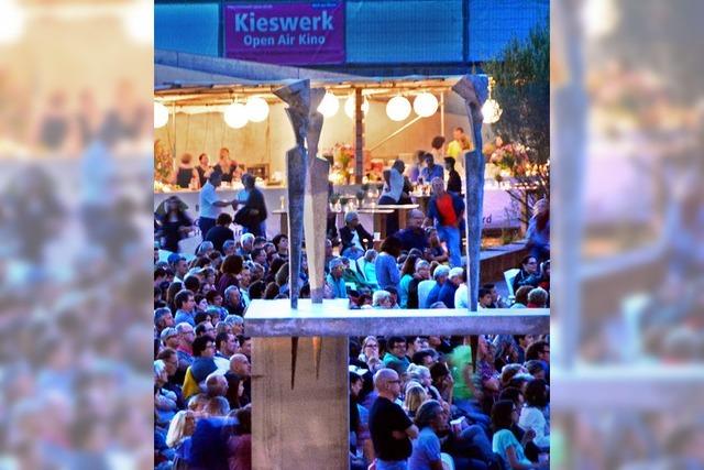 Viele Akteure sitzen im Festivalboot