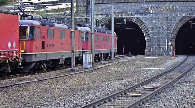 Ein Gterzug rollt vom Bahnhof Gschen...hwere Zge durch diesen Tunnel fahren.  | Foto: Rolf Reimann