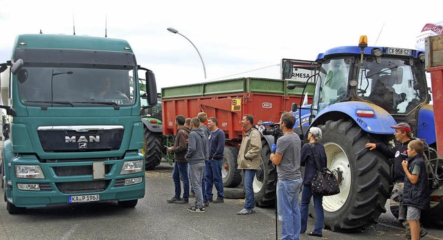 Zahlreiche Lastwagen, beladen mit land...ichen Produkten, wurden festgehalten.   | Foto: Brbel nckles
