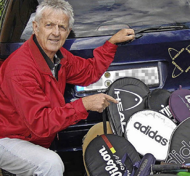 Wolf Meineck sammelt auch Rackets fr den Schulsport.  | Foto: Privat
