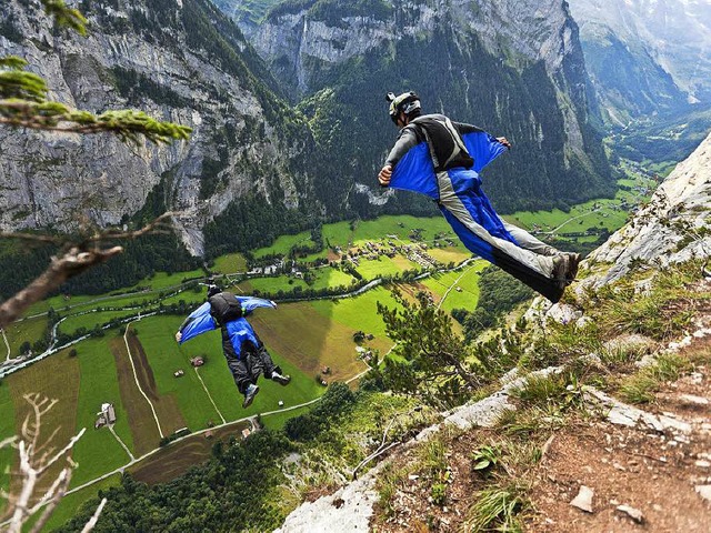 Erst iPhone bergen, dann Base Jumpen &#8211; Sportler bei Lauterbrunnen.  | Foto: Gaetan Bally