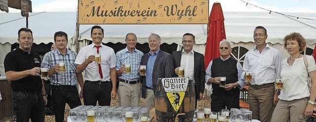 Vereinsvertreter und viel Politikpromi...oachim Ruth das 23.Wyhler Gassenfest.   | Foto: Jrgen Schweizer