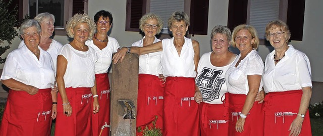 Das Ringsheimer Team der Kfd-Frauen mi... schmucken, roten Schrzen  versorgt.   | Foto: Adelbert Mutz