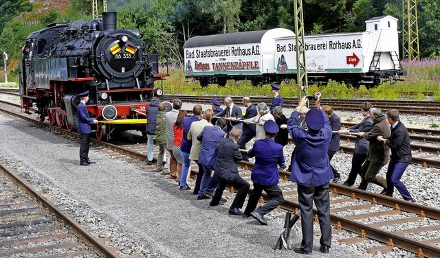 Politiker, Helfer und Sponsoren ziehen...4 Tonnen schwere Lok ber die Gleise.   | Foto: Ute Aschendorf