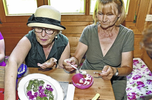 Gisela Nuack (links) und Karin Boskov ...hmackhafte Rosen-Frischkse-Kugeln zu.  | Foto: Philippe Thines