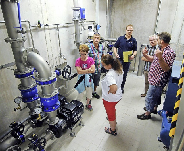 Besucher machen sich im Reichenbacher ...echnik der Wasserversorgung vertraut.   | Foto: Wolfgang Knstle