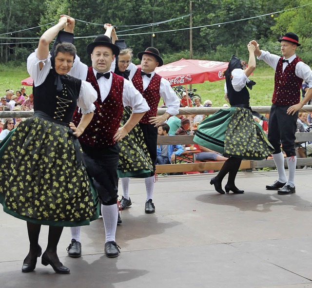 Immer im Takt waren die Tnzer der  Tr...ie Besucher des Waldfestes in Titisee.  | Foto: akh