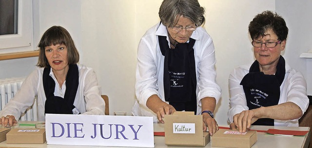 Merle Hilbk, Anngrit Hacker und Renate...Dorfschreiber mit einem finalen Quiz.   | Foto: Gert Brichta