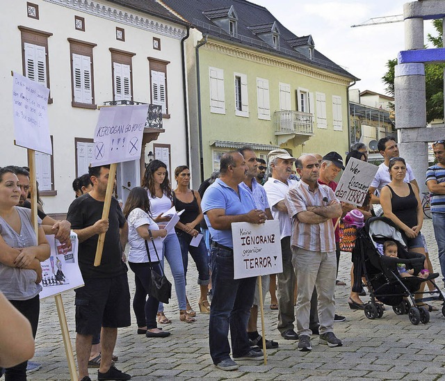 Die alevitische Gemeinde Mllheim prot...en den Terror des Islamischen Staates.  | Foto: Volker Mnch