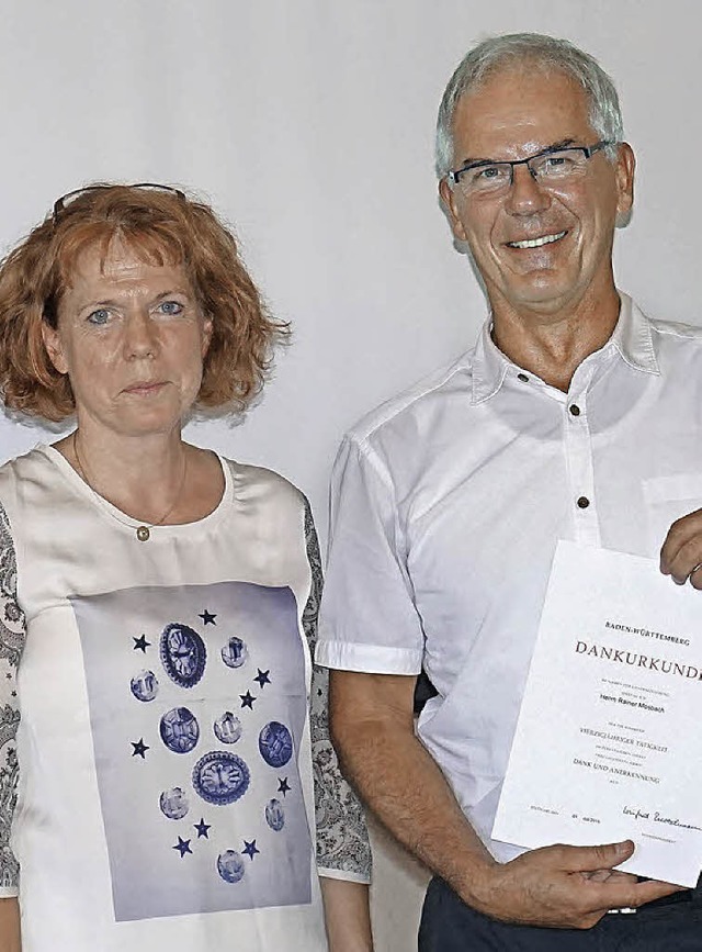 Eveline Jenne gratuliert Rainer Mosbach.   | Foto: Julius Steckmeister