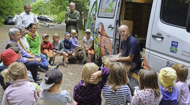 Gespannt folgen die Kinder der Wollbac...die Tiere des Waldes zu erzhlen hat.   | Foto: Markus Maier