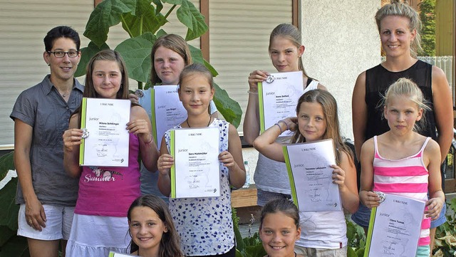 Stolz nahmen die jungen Musikerinnen ihre Urkunden entgegen.   | Foto: privat