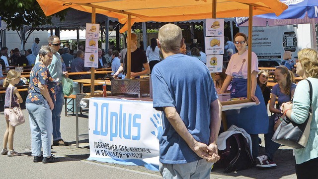 Auch auf dem Johannimarkt knpfte 10pl...rtschaftete Geld fr die Jugendarbeit.  | Foto: Ralf H. Dorweiler