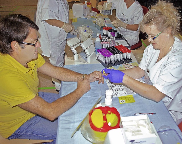 Spender werden genau untersucht, zunc...lieend auch mit einer Mini-Blutprobe.  | Foto: Rolf Reissmann/Peter Gerigk