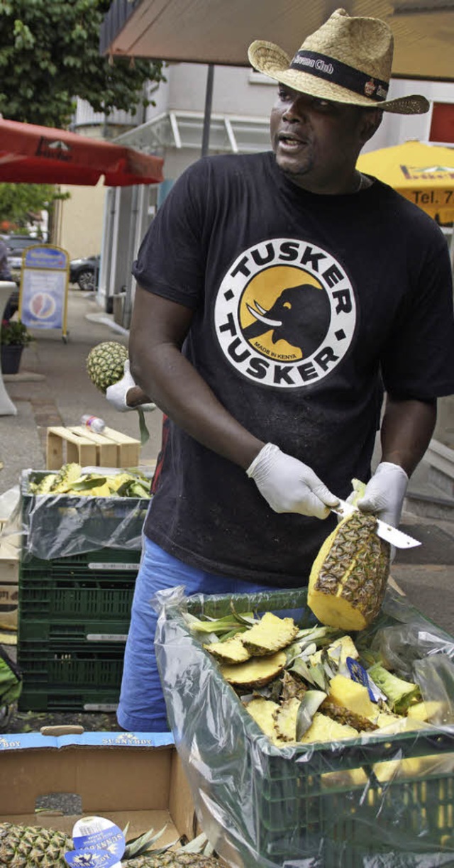 Die Kunst des Ananasschlens war fr viele interessant.   | Foto: Wehrle