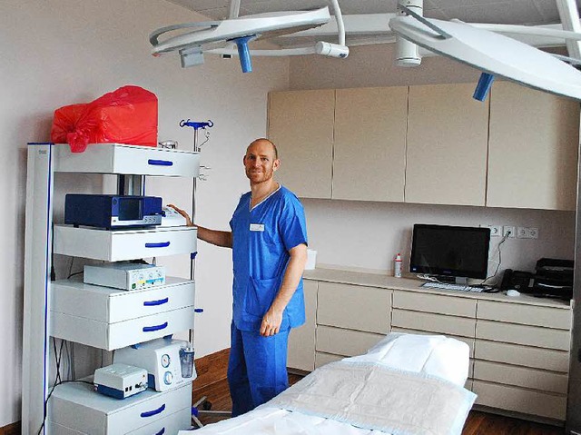 Dr. Andreas Dorow in einem Operationssaal seiner Praxisklinik am Senser Platz.   | Foto: Thomas Loisl Mink
