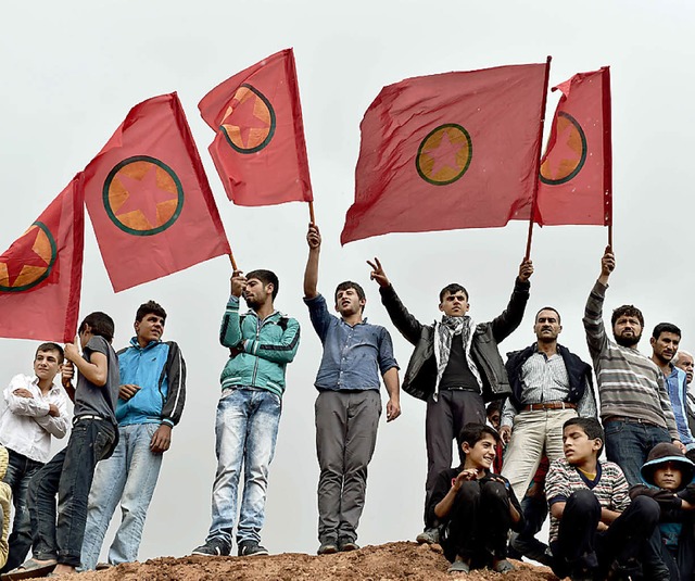Kurden schwenken PKK-Flaggen bei der Beerdigung von YPG-Kmpfern.   | Foto: AFP