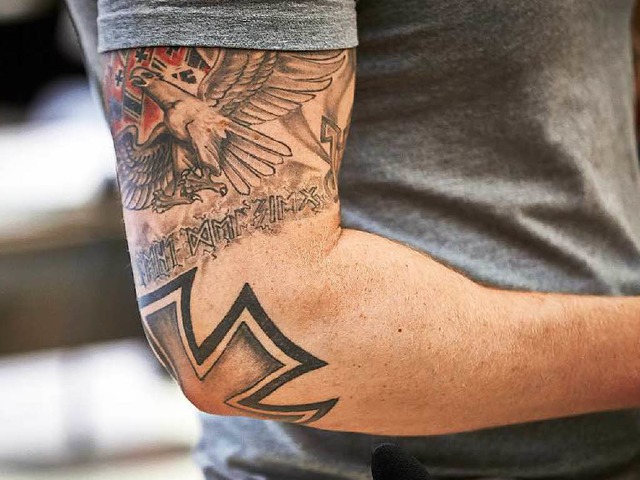 Fr jeden sichtbar: gewaltbereite Gesinnung als Tattoo   | Foto: dpa