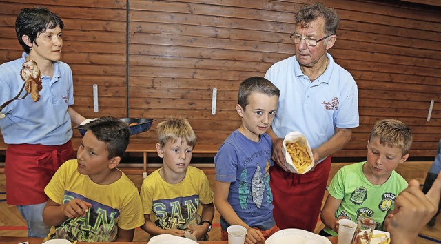 Silvia und Alfred Meier verteilen Hhn...mieheimer Grundschulkinder angeboten.   | Foto: Sandra Decoux-Kone