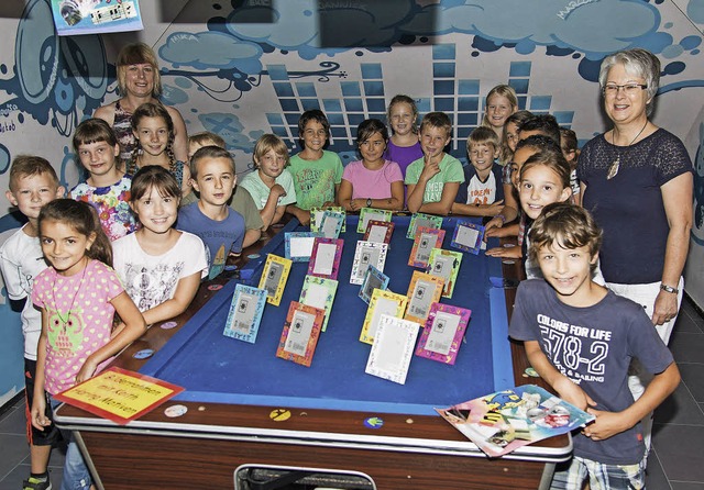 Die Klasse 3b der Grundschule Schmiehe... ihre selbstgestalteten Bilderrahmen.   | Foto: olaf Michel