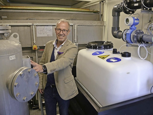 Roland Damann von der Firma Enviplan a... Erhalt der Wasserqualitt beitragen.   | Foto: Fotos: H. Seller