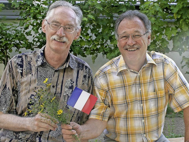 Gerd Br (links) mit einer Frankreich-... das Fach Biologie symbolisieren soll   | Foto: volker haase