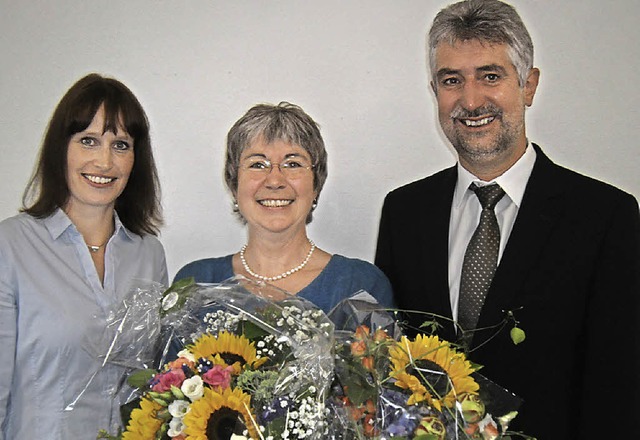 Schulleiterin Sonja Dannenberger (link...eten Birgit Rotzler in den Ruhestand.   | Foto: Ernst Brugger