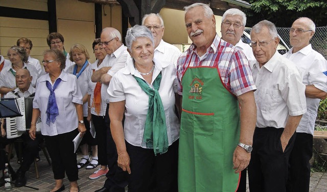 Vorsitzender Herbert Wenk (mit Schrze...Pflegeheim und dem Haus der Diakonie.   | Foto: Hansjrg Bader