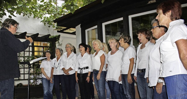 Der Frauenchor Candela beim Auftritt der Kanderner  Snger in der Weserei.  | Foto: Antje Gessner