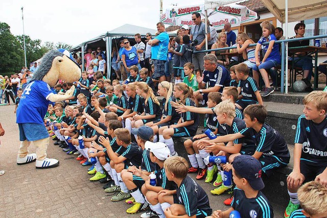 Das Schalker Maskottchen Erwin begrt...der Knappenfuballschule in Schopfheim  | Foto: Monika Weber