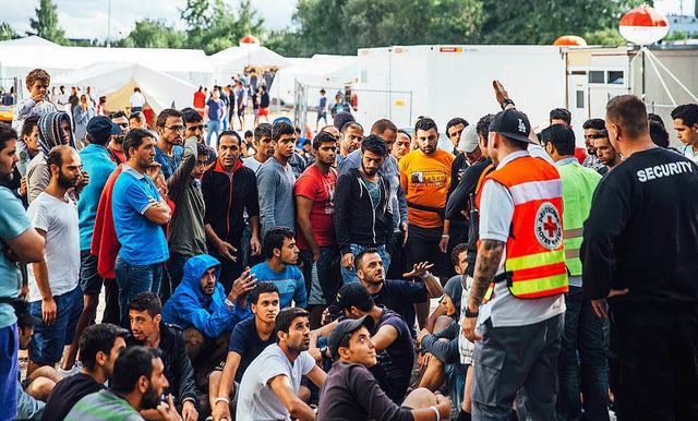 In Dresden demonstrieren Flchtlinge g...ngen in ihrer berlaufenen Unterkunft.  | Foto: dpa