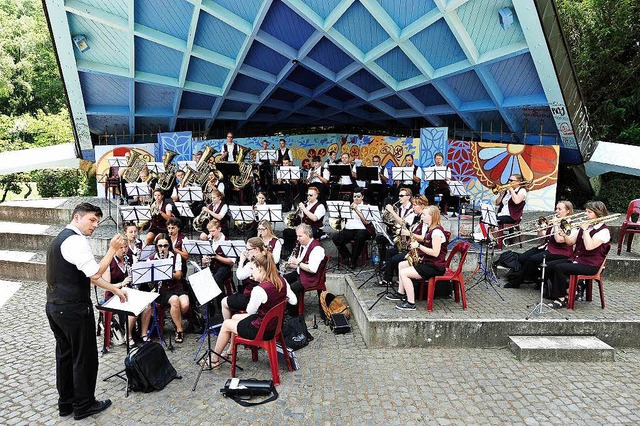 Neulich spielte unterm Dach des Musikpavillons noch der Musikverein Opfingen.   | Foto: Thomas Kunz