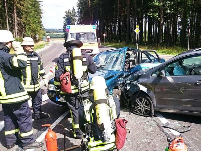 Bei Rtenbach sind zwei Autos ineinander gefahren.  | Foto: kamera24