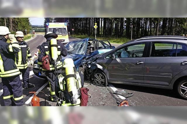 Zwei Autofahrer schwer verletzt