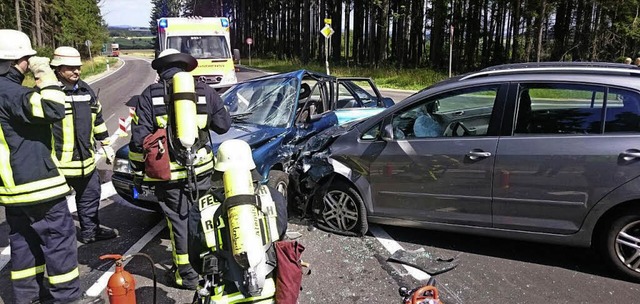 Zwei Autofahrer sind gestern bei einem...tenbach West schwer verletzt worden.   | Foto: Kamera 24