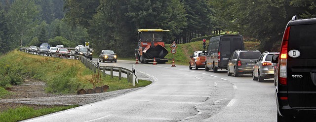 Weil die Ortsdurchfahrt saniert wird, ...r Verkehr streckenweise nur einseitig.  | Foto: Joachim Frommherz