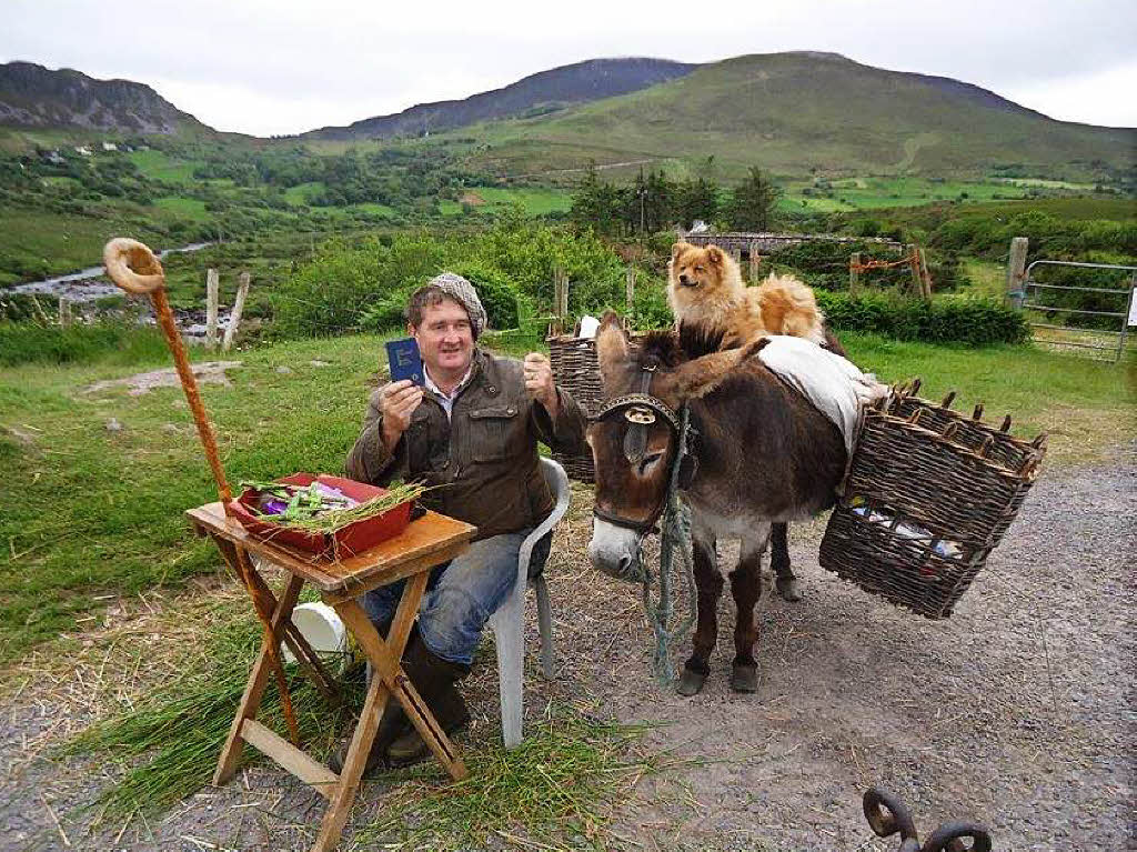 Ortwin Burkheiser: Irland - Ein Schafhirte mit Esel und seinem Hund bei der Mittagspause.