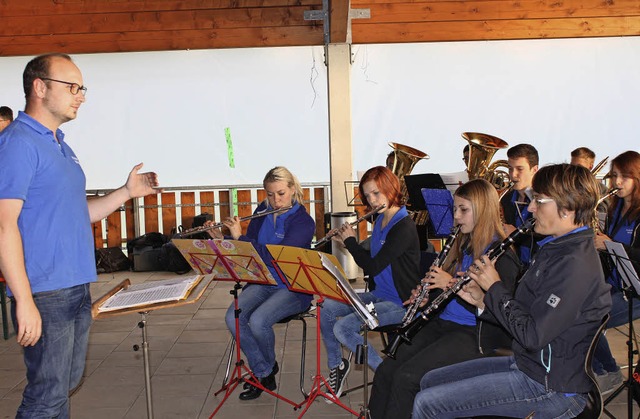 Vororchester, Jugendkapelle mit Dirige...cht ein beeindruckendes Sommerkonzert.  | Foto: Martha Weishaar