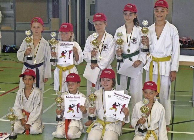 Beim Karate-Treffen in Breisach bekame...gerinnen und Sieger Pokale berreicht.  | Foto: Privat