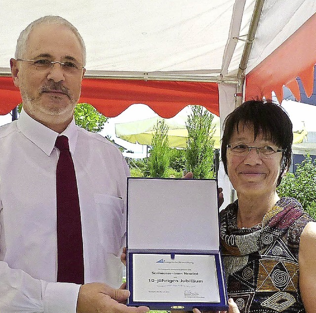 Die Ehrentafel berreicht Ralf-Rdiger Kirchhof an Sylvia Mehler.   | Foto: dieter fink