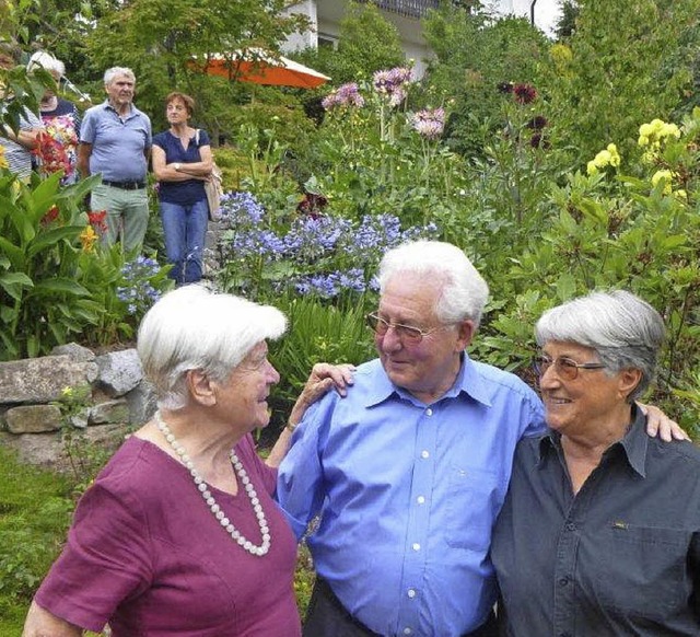 Helen und Walter Regel  mit einer Besucherin in ihrem  Garten   | Foto: Anne Freyer