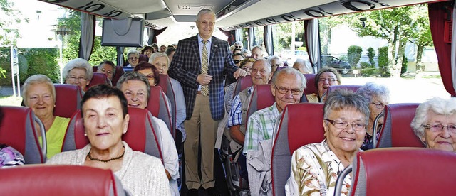 Reiseleiter Wolfgang Dietz im Kreis de...nehmer an der Senioren-Stadtrundfahrt   | Foto: Sedlak