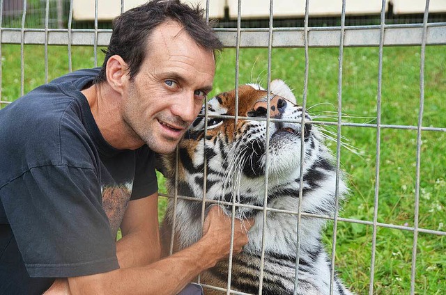 Christian Walliser schmust mit einem seiner Tiger.  | Foto: Martin Wunderle