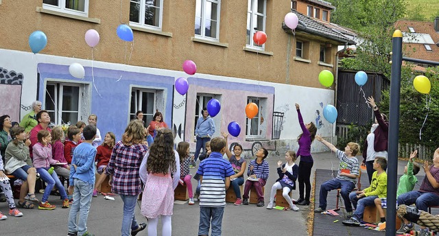 Die Viertklssler lieen zum Abschied Luftballon steigen.   | Foto: Rmmele