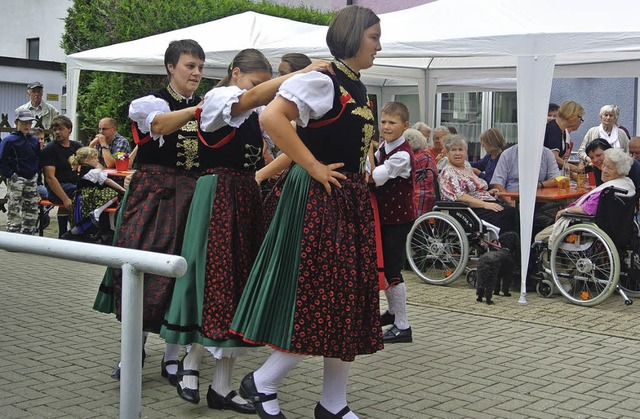 Die Trachtengruppe Todtnau fhrte beim...reude der Bewohner einige Tnze auf.    | Foto: Karin Maier