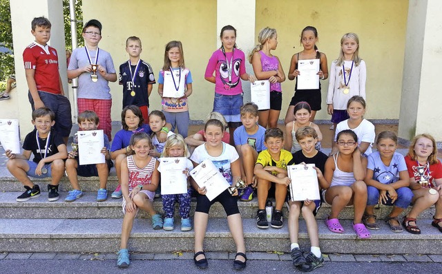 30 Kinder der Grundschule Hausen nahme...ichsschwimmen im Zeller Freibad teil.   | Foto: ZVG