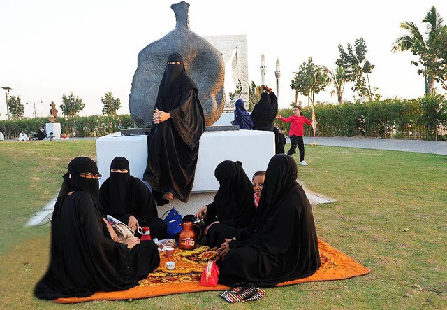 Araberinnen beim Picknick vor einer Henry-Moore-Skulptur im Park von Dschidda    | Foto: Katharina Eglau
