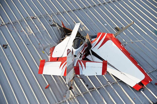 Das Flugzeug strzte auf das Dach einer Spedition in Villingen-Schwenningen.  | Foto: dpa