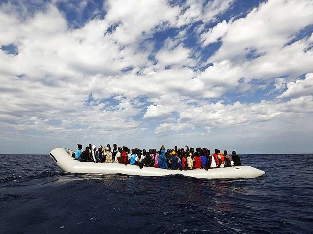 Auch Hamed und Addi kamen bers Mittelmeer nach Europa.  | Foto: dpa