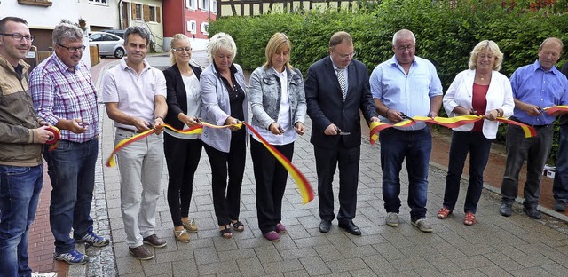 Gerne verdeutlichten Brgermeister Hag...e Zerschneidung des gelb-roten Bandes.  | Foto: Karlernst Lauffer